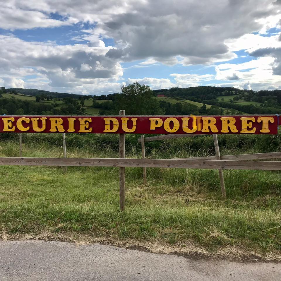 Pancarte du centre équestre du pourret